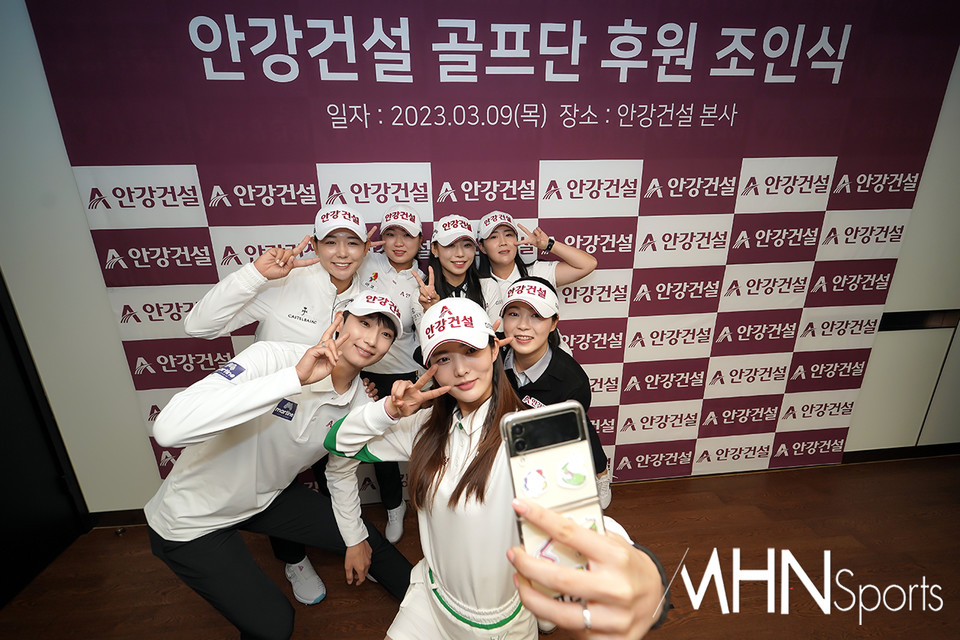 [Ms포토] 안강건설 골프단 조인식 후 셀프 촬영 < 포토뉴스 < 골프 < 스포츠 < 기사본문 - MHN / 엠에이치앤 [Ms포토] 안강건설 골프단 조인식... 