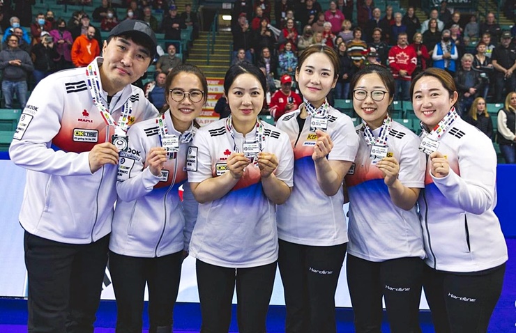 강릉시청 ‘팀 킴’은 2012년부터 같은 멤버를 유지하며 올림픽 은메달, 세계선수권 은메달 등 가장 좋은 성과를 올렸다. (세계컬링연맹 홈페이지 캡쳐)