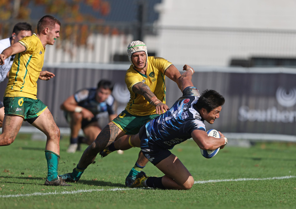 Choi Seong-deok (à direita), da Korea Rugby Union, consegue um try contra o Brasil