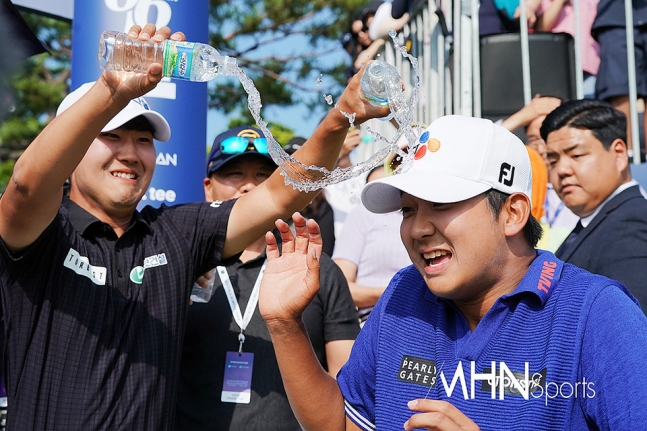 Choi Seung Bin recibe felicitaciones de sus compañeros de equipo poco después de ganar el Campeonato KPGA.  (Foto = MHN Sports DB)