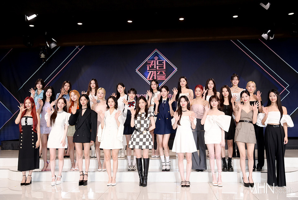 제작비 터지는 무대 예고한 퀸덤퍼즐(종합) < 연예일반 < 연예... 논란→성적 편견 깨는 장치...제작비 터지는 무대 예고한 퀸덤퍼즐(종합)