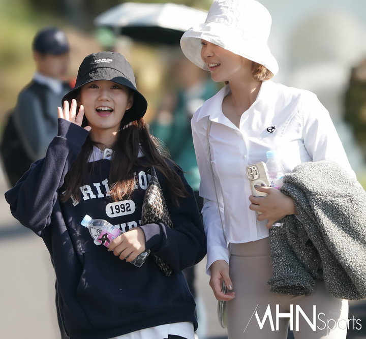 [Ms포토] 박소혜 (허)다빈이 응원왔어요 < 포토뉴스 < 골프 < 스포츠... 엠에이치앤 [Ms포토] 박소혜 (허)다빈이 응원왔어요 - MHN / 엠에이치앤