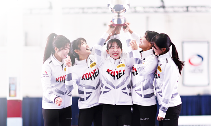 여자컬링 국가대표 경기도청 5G가 2023 범대륙컬링선수권대회 우승을 차지하고 트로피를 들어올리고 있다. 왼쪽부터 설예지, 설예은, 김수지, 김민지, 김은지. (WCF 홈페이지 캡처)