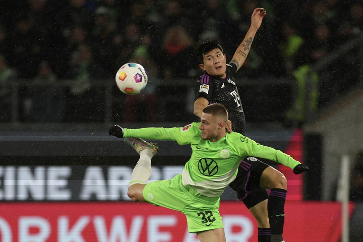 21일 열린 볼프크부르스전에 바이에른 뮌헨 중앙 수비수로 출전한 김민재(오른쪽) 사진=EPA/연합뉴스