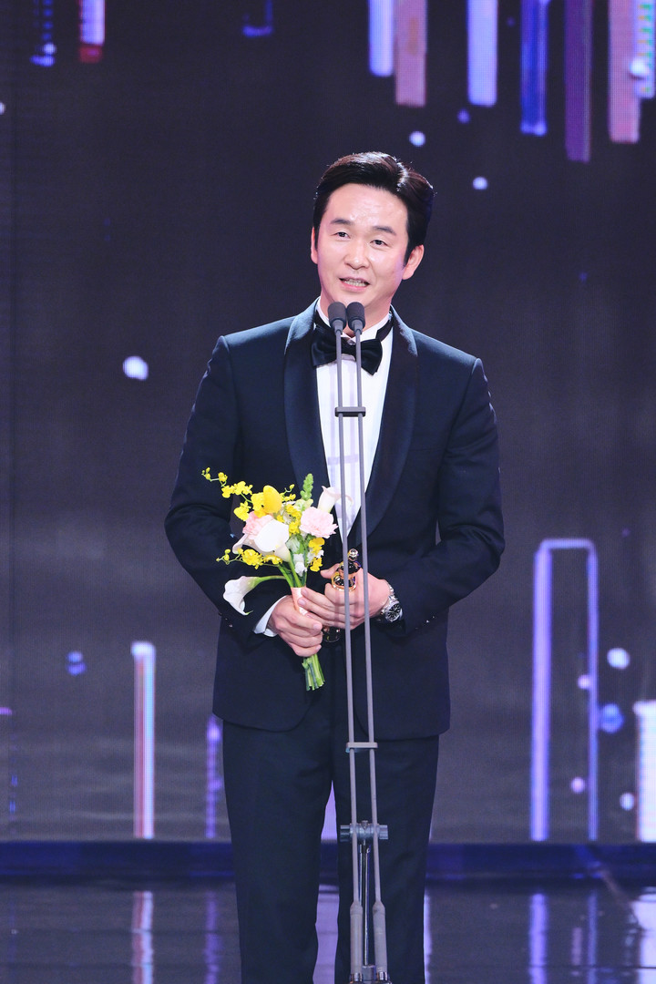 김종태, 베스트 캐릭터 수상...인조, 시청자 혈압 많이 올려(MBC 연기대상) < 연예일반 < 연예 < 기사본문 - MHN / 엠에이치앤 김종태, 베스트... 