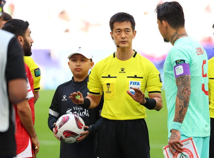 고형진 심판(가운데)