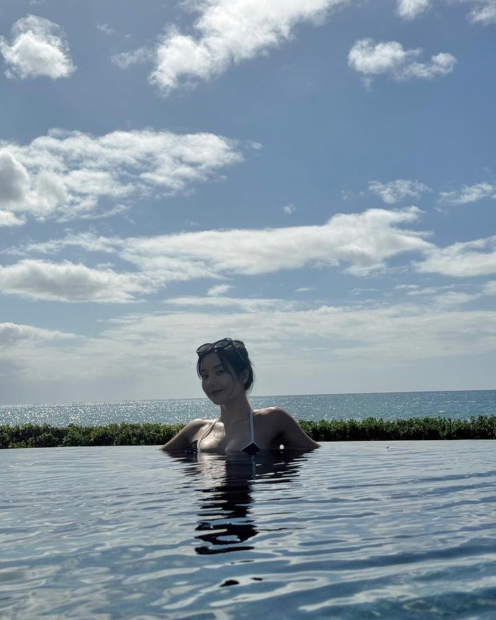 Kwon Eunbi Sizzles in Hawaii: Shows Off Glamorous Figure in Bikini