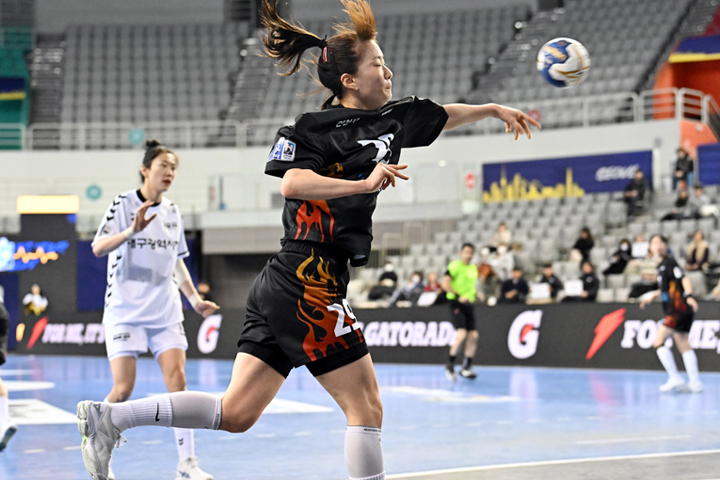 신한 SOL페이 23-24 핸드볼 H리그 여자부 2라운드 대구광역시청과의 경기에서 슛을 시도하는 인천광역시청 신다래가 슛을 시도하고 있다. 사진 제공=한국핸드볼연맹