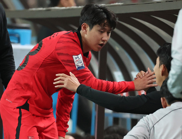 손흥민(오른쪽)이 교체되어 들어오는 이강인을 격려하고 있다.