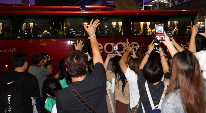 22일 한국 축구대표팀이 태국 방콕에 도착한 뒤 버스로 이동하자 손을 흔드는 태국 팬들