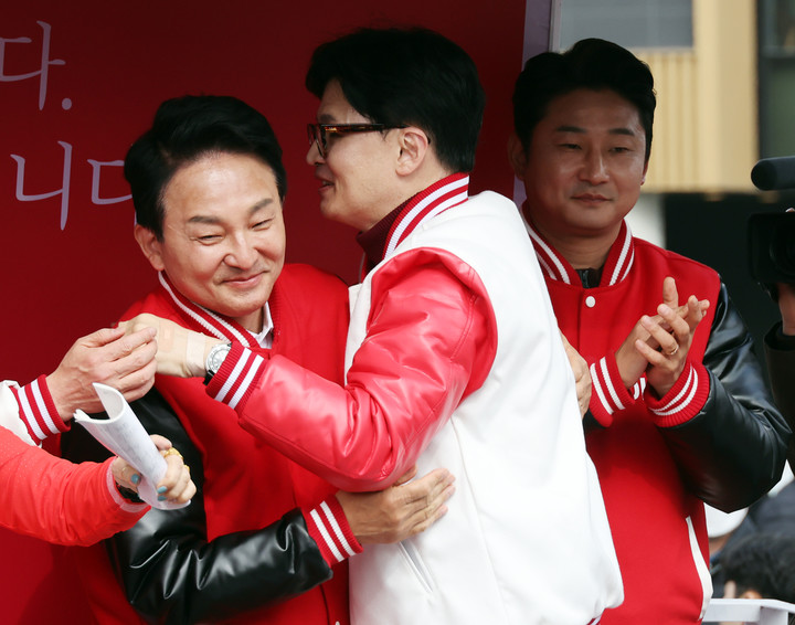선거 유세에 나선 국민의힘 원희룡 후보와 한동훈 위원장, 이천수(뒤), 연합뉴스