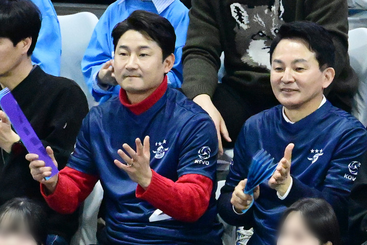 지난 6일 인천 계양체육관에 남자배구 관람을 위해 찾은 전(前) 축구 대표팀 이천수와 국민의힘 원희룡 후보, 연합뉴스