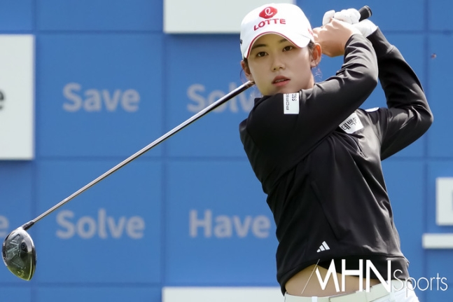 황유민이 7일 열린 KLPGA 투어 두산건설 위브 챔피언십 최종라운드에서 샷을 하고 있다.
