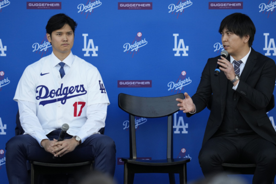 오타니 입단 당시 통역을 담당한 미즈하라(우), 연합뉴스