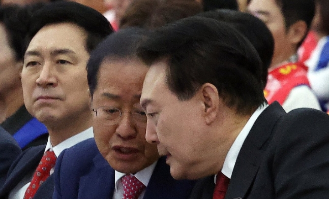 지난해 대구 엑스코에서 열린 바르게살기운동 전국회원대회에서 만난 윤석열 대통령(오른쪽)과 홍준표 대구시장(가운데)