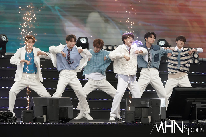 [mhn포토] 더윈드, 서원밸리 그린콘서트 첫 번째 공연 < 포토뉴스 < 연예일반 < 연예 < 기사본문 - MHN스포츠 / MHN Sports [mhn포토] 더윈드... 