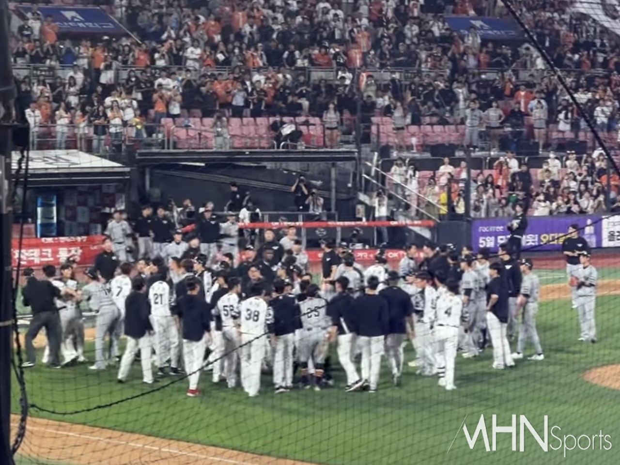 경기 후 KT-한화 선수단이 벤치클리어링을 벌였다. MHN스포츠 수원, 박연준 기자