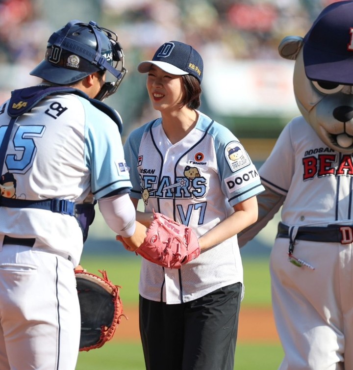 9일 잠실구장 시구에 나선 국민의힘 배현진 의원(가운데)