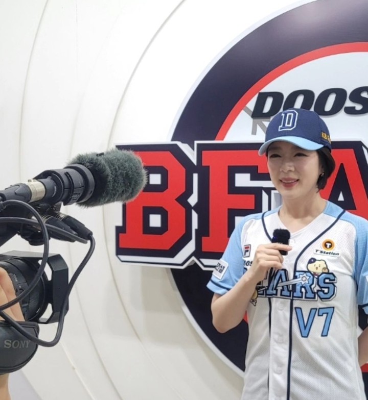 9일 잠실구장 시구에 나선 국민의힘 배현진 의원