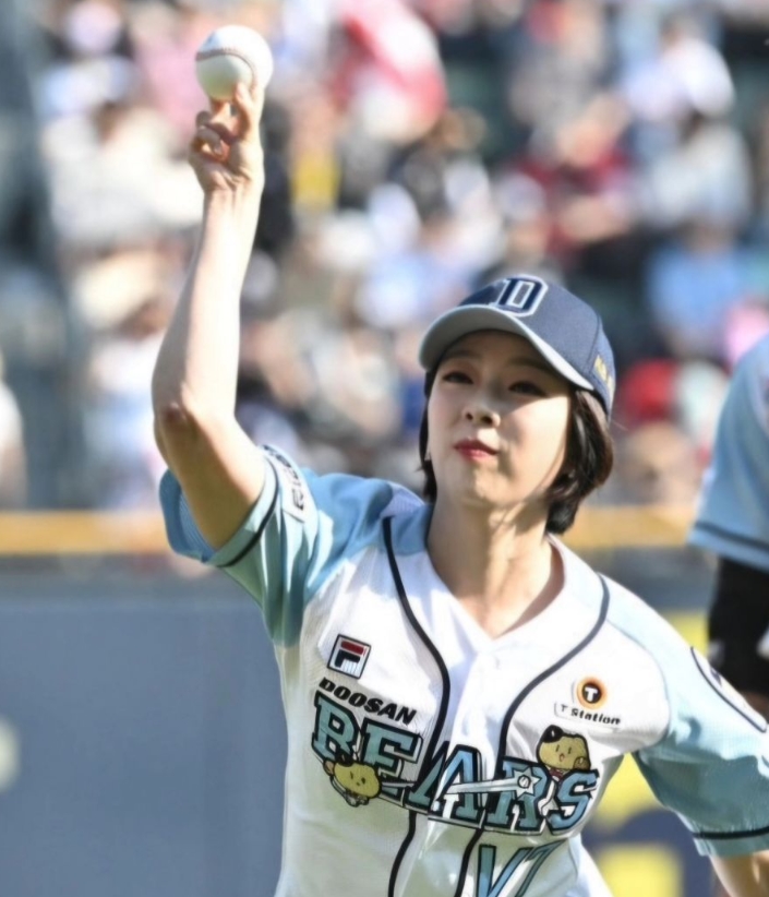 9일 잠실구장 시구에 나선 국민의힘 배현진 의원