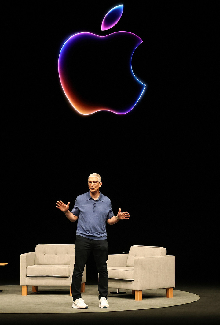 WWDC24에 참석한 팀 쿡 애플 CEO