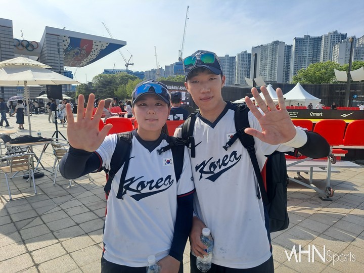 베이스볼5 대표팀 참가 당시의 박주아(사진 좌)