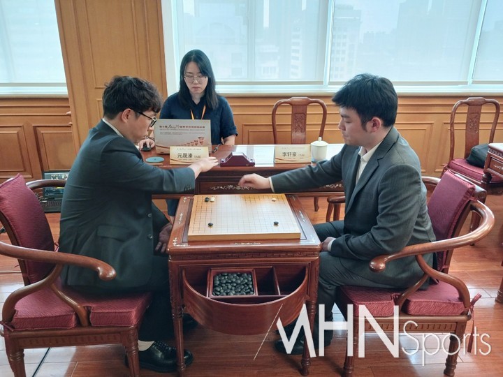 원성진 9단(왼쪽)이 리쉬안하오 9단을 상대로 자신감 넘치는 모습으로 초반부터 빠르게 반상을 채우고 있다.(상하이에서 엄민용 선임기자)