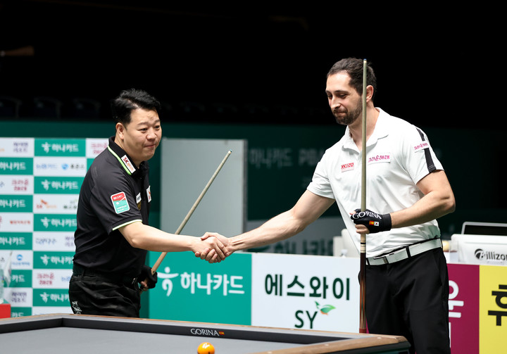 경기 전 악수하는 강동궁(좌)-다비드 마르티네스