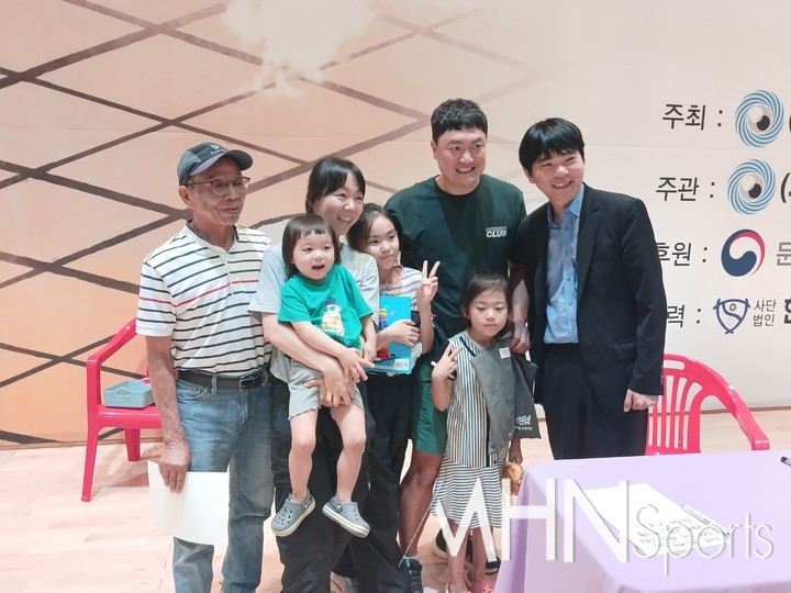할아버지부터 손녀들까지 일가족이 이세돌 사범과 기념사진을 찍으며 즐거워하고 있다.(사진 엄민용 선임기자)
