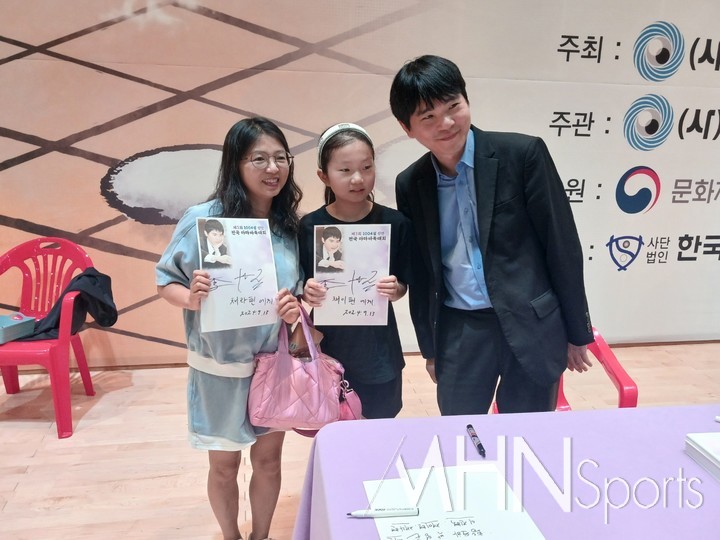 이세돌 사범이 어린 바둑 꿈나무들과 기념사진을 찍고 있다.(사진 엄민용 선임기자)