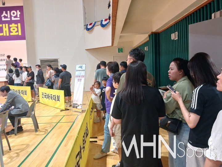 사인 차례를 기다리고 있는 바둑 동호인들.(사진 엄민용 선임기자)