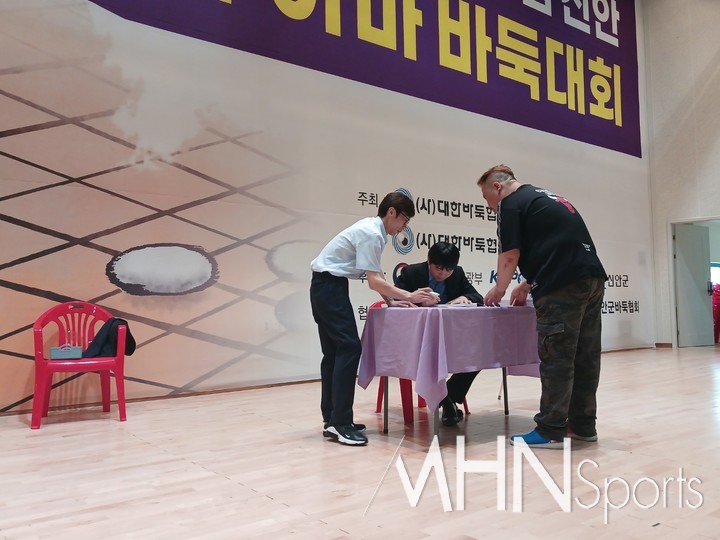 바둑팬에게 사인을 해 주고 있는 이세돌 사범.(사진 엄민용 선임기자)