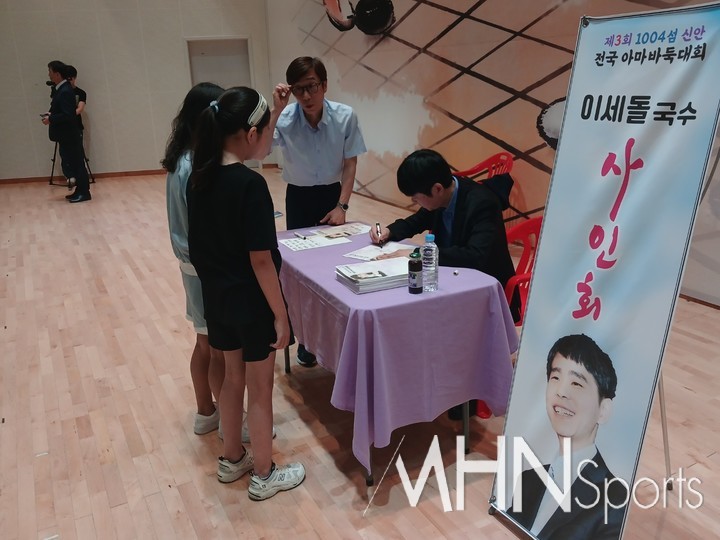 바둑 꿈나무들에게 사인을 해 주고 있는 이세돌 사범.(사진 엄민용 선임기자)