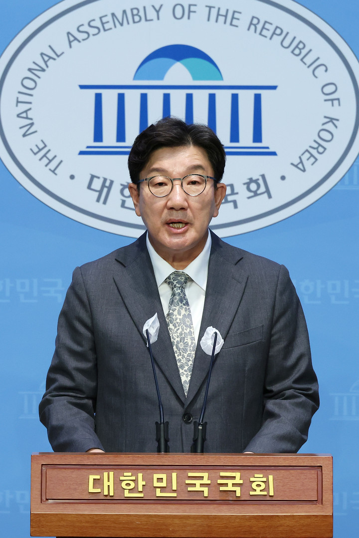 사진=17일 오전 서울 여의도 국회 소통관에서 '채상명 사망사고 제보공작' 관련 기자회견을 하고 있는 권성동 국민의힘 의원