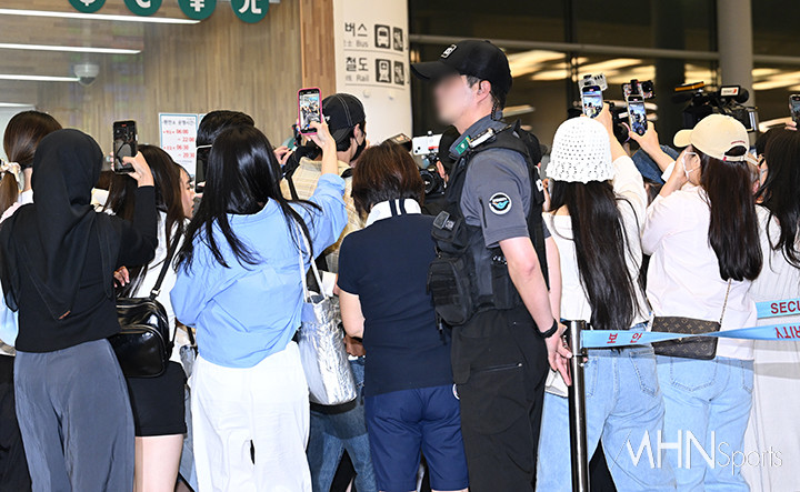 통제선을 넘어 변우석에게 달려드는 팬들