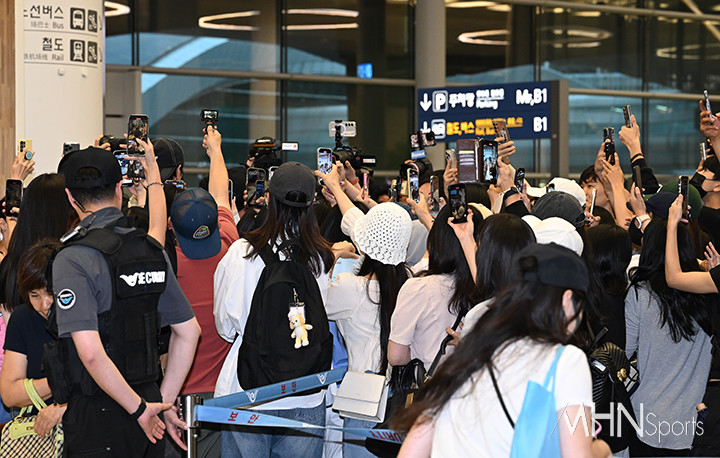 포토 라인 내에서 변우석에게 몰려든 인파를 촬영한 사진