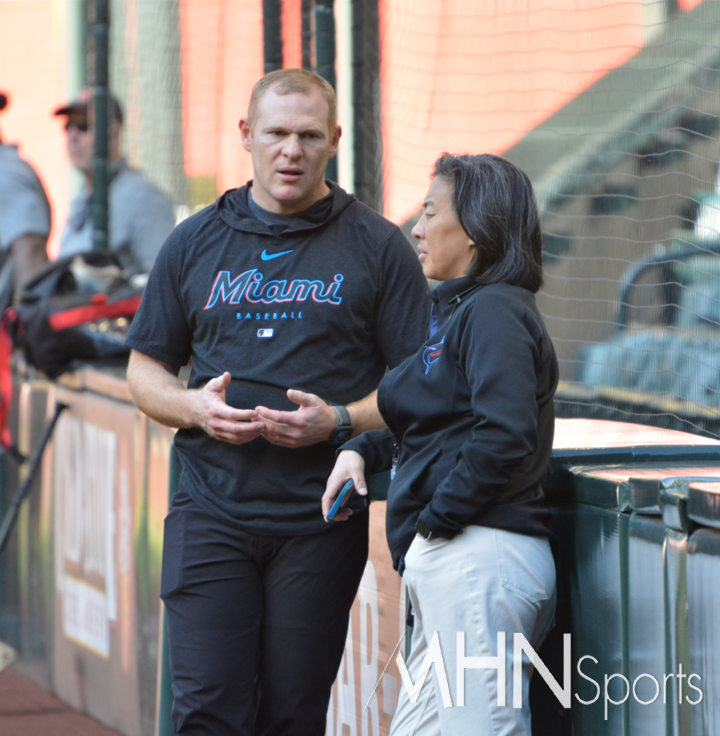 (마이애미 단장 시절의 킴 앙(오른쪽)이 트레이너를 통해 부상선수들의 근황에 대한 보고를 받고 있다.)