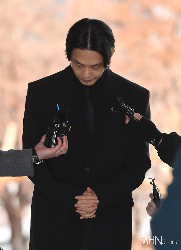 유아인이 서울중앙지법에 출석하고 있다