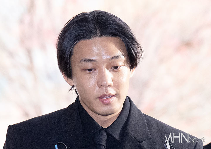유아인이 서울중앙지법에 출석하고 있다