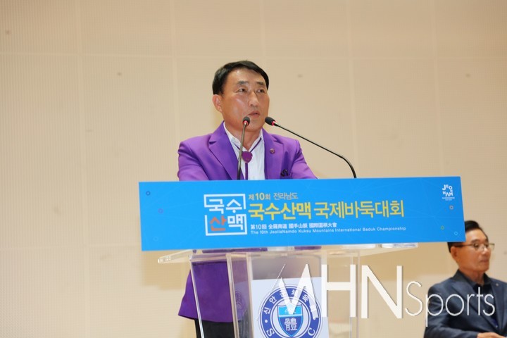 김대인 신안군 부군수가 인사말을 하고 있다.