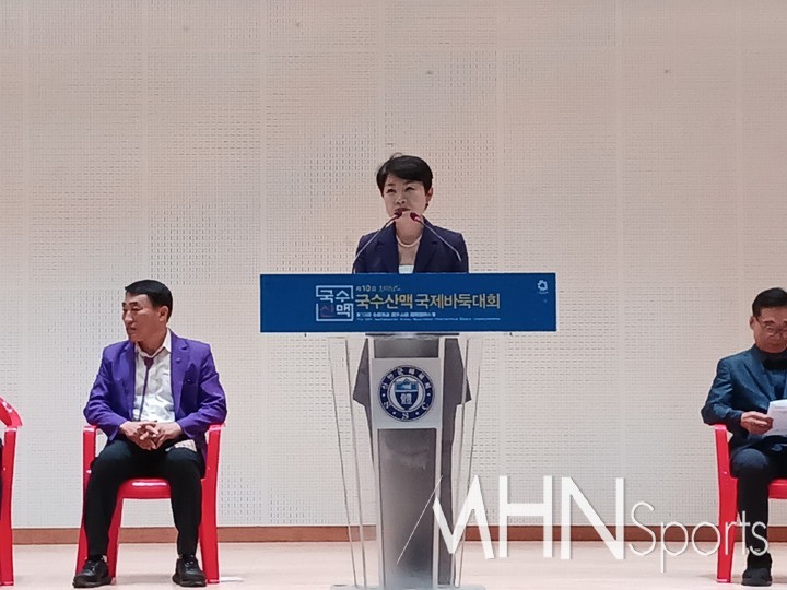 이광순 한국여성바둑연맹 회장이 축사를 하고 있다.