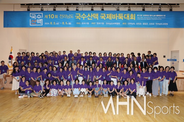 대회 관계자와 한국여성바둑연맹 회원들이 기념사진을 찍고 있다.