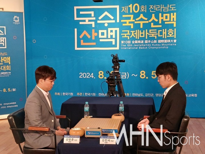 본격적인 대결에 앞서 승부호흡을 가다듬고 있는 신진서 9단(오른쪽)과 신민준 9단