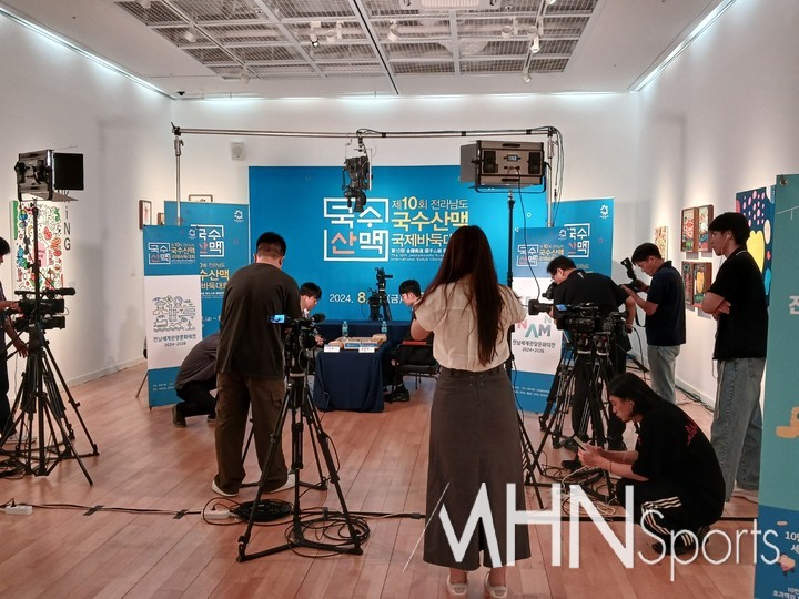 신진서 9단(오른쪽)과 신민준 9단의 준결승전이 열리고 있는 대국장 전경.