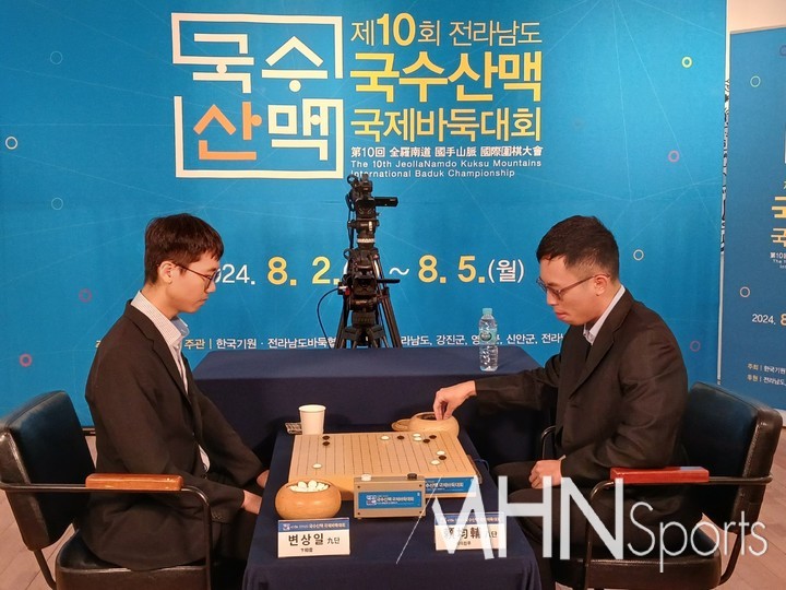 변상일 9단과 라이쥔푸 8단(오른쪽)이 대결을 벌이고 있다.