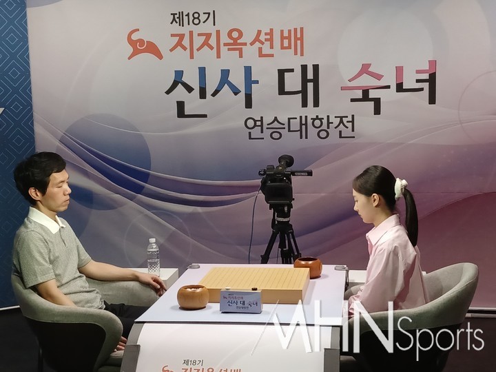 이창호 9단과 김은지 9단이 본격적인 대결을 벌이기에 앞서 승부 호흡을 고르고 있다.(사진 MHN스포츠 엄민용 선임기자)
