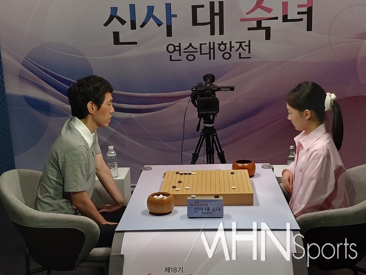 이창호 9단과 김은지 9단이 반상을 마주하고 깊은 수읽기에 빠져 있다.(사진 MHN스포츠 엄민용 선임기자)