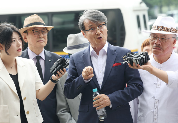  최재영 목사가 4일 오전 서울 서초경찰서에서 윤석열 대통령 부인 김건희 여사에게 명품 가방을 건네는 장면을 몰래 촬영해 인터넷에 유포한 혐의 관련 피고발인 조사를 받기 전 취재진의 질문에 답하고 있다. 2024.7.4