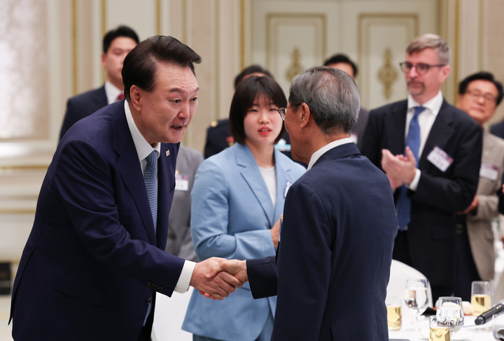 윤석열 대통령이 14일 청와대 영빈관에서 열린 독립유공자 후손 초청 오찬에 입장하며 이동일 대한민국순국선열유족회장과 인사하고 있다. 2024.8.14