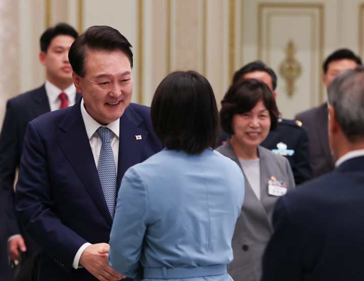 윤석열 대통령이 14일 청와대 영빈관에서 열린 독립유공자 후손 초청 오찬에서 파리올림픽 유도 개인전 은메달, 단체전 동메달 리스트인 허미미와 악수하고 있다. 2024.8.14